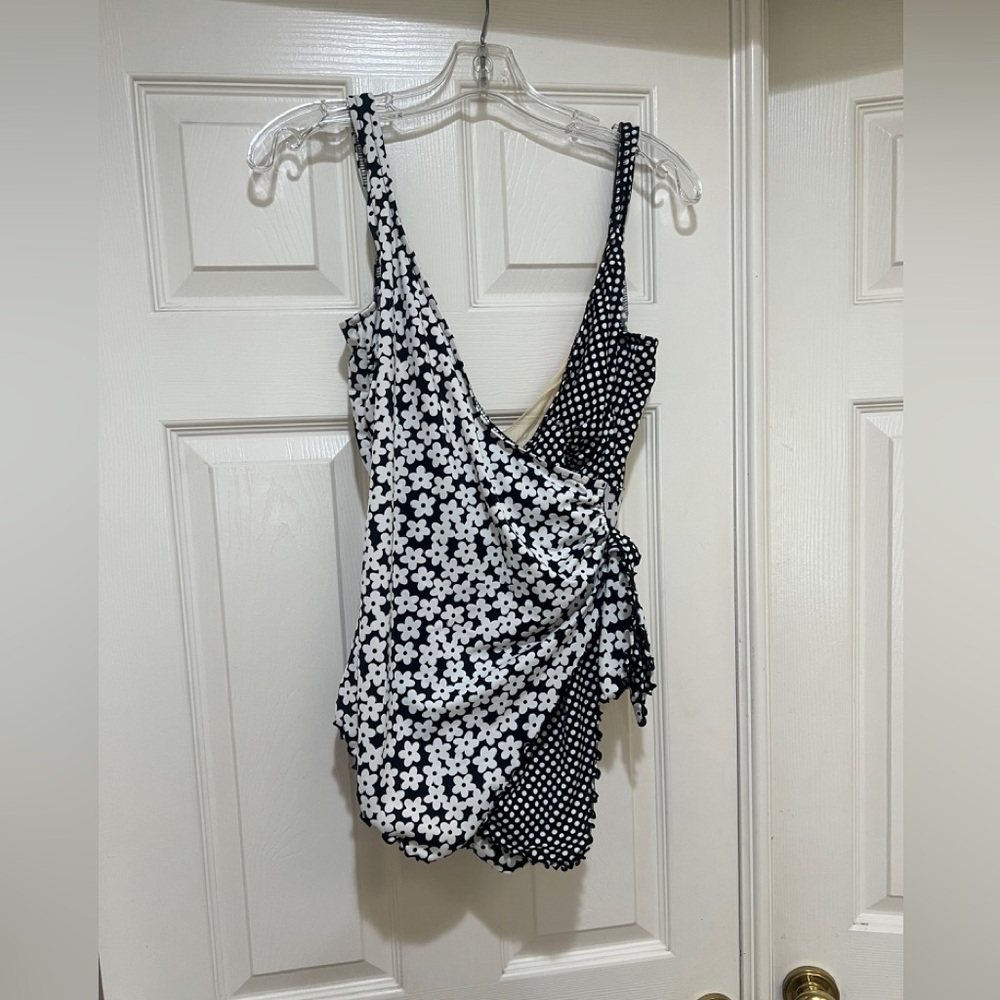 Miraclesuit One Piece Black White Floral Tie Side Swimsuit Size 6/8